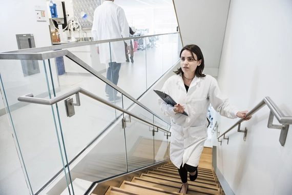 Científica subiendo una escalera